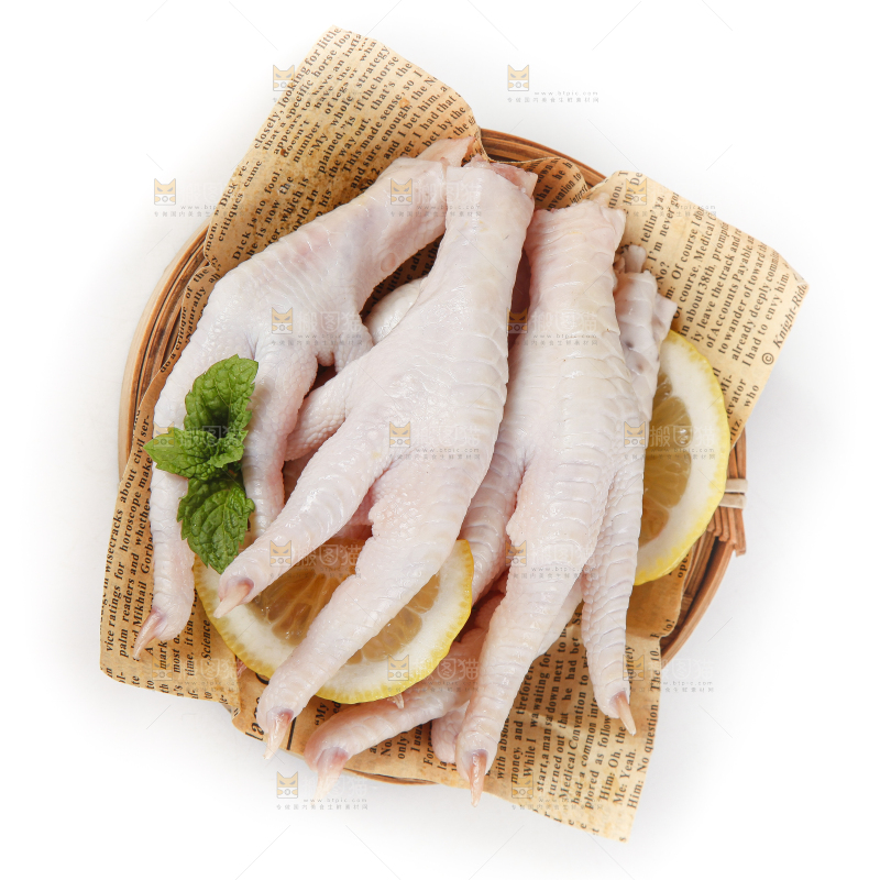 白底上放着一盘鸡爪子