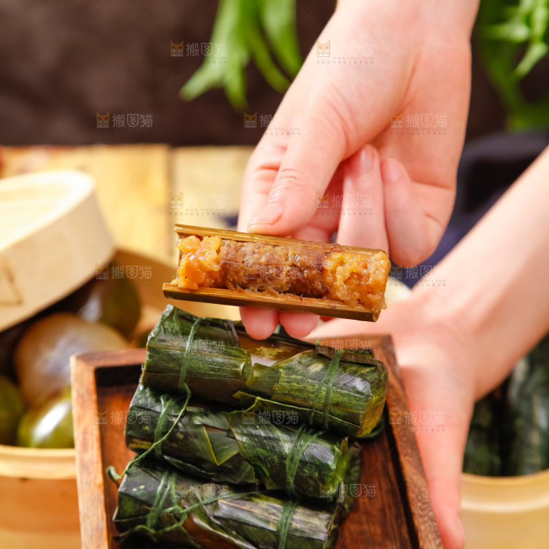手里拿着竹筒肉粽