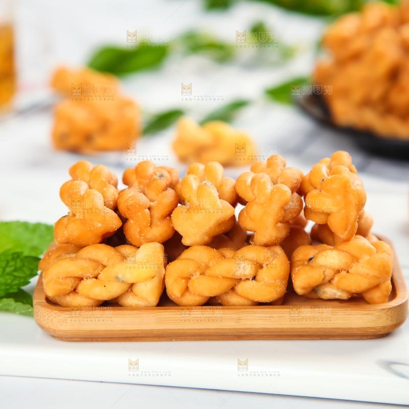 盘子里装着小麻花