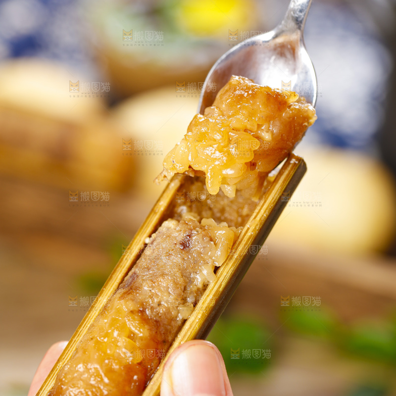 手里拿着竹筒糯米饭