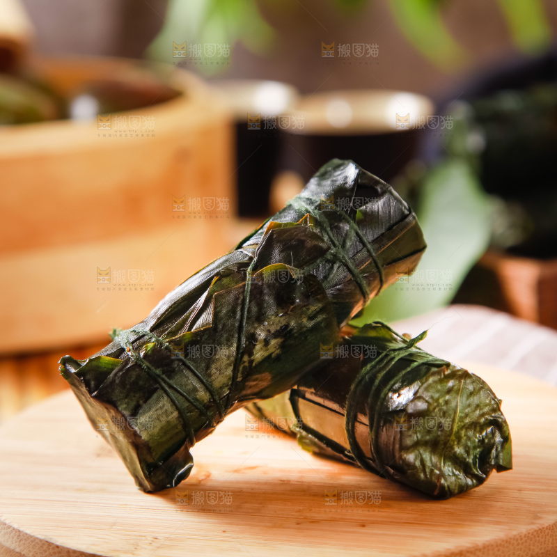 木板上的竹筒粽子