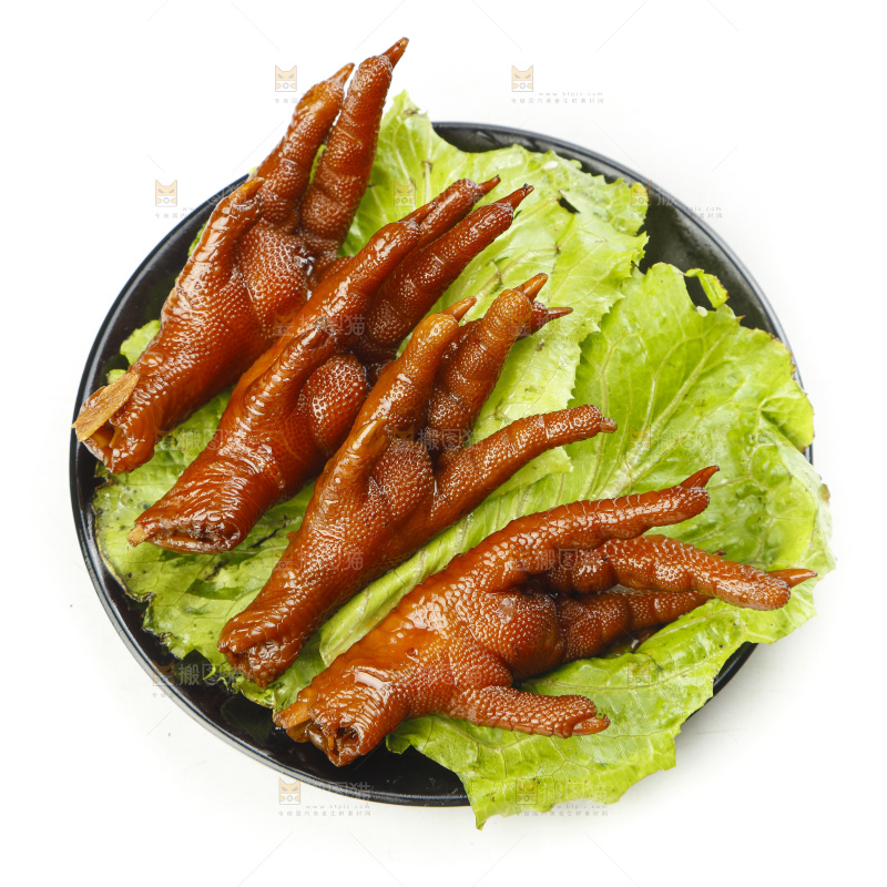 盘子里装着酱香鸡爪