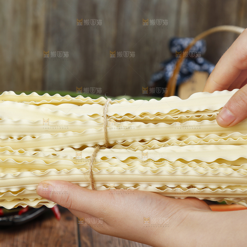 手上拿着手工刀削面
