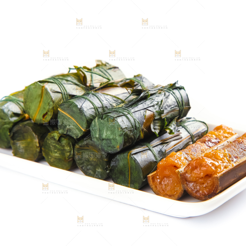 白底上放着竹筒肉粽