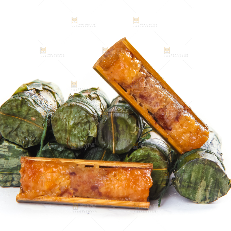 白底上放着竹筒肉粽