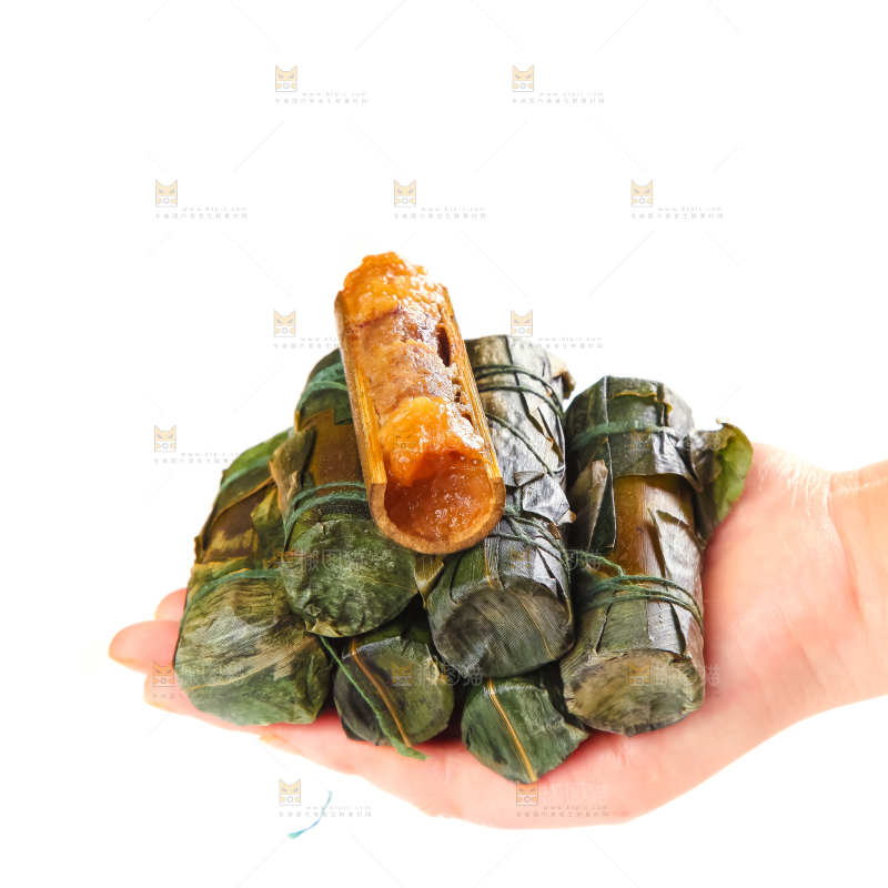 白底上放着竹筒肉粽