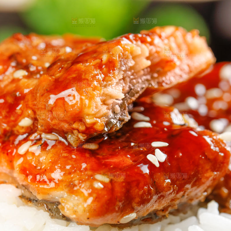 盘子里装着鳗鱼饭