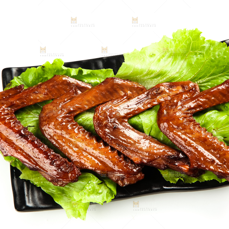 白底上放着酱香鸭翅