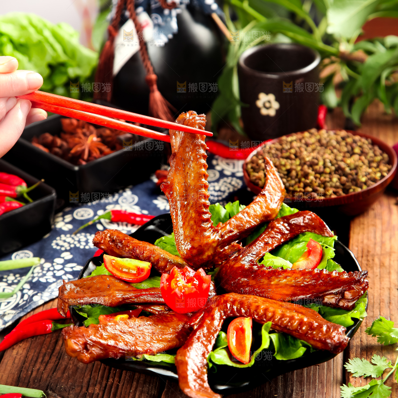 盘子里装着卤水鸭翅