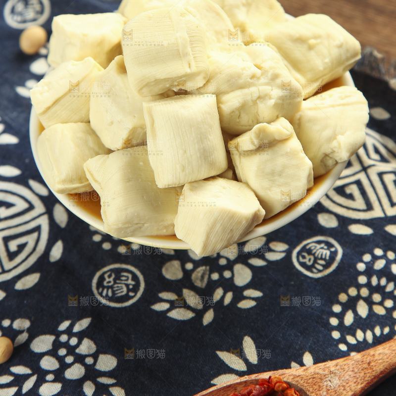 花布底上的包浆豆腐