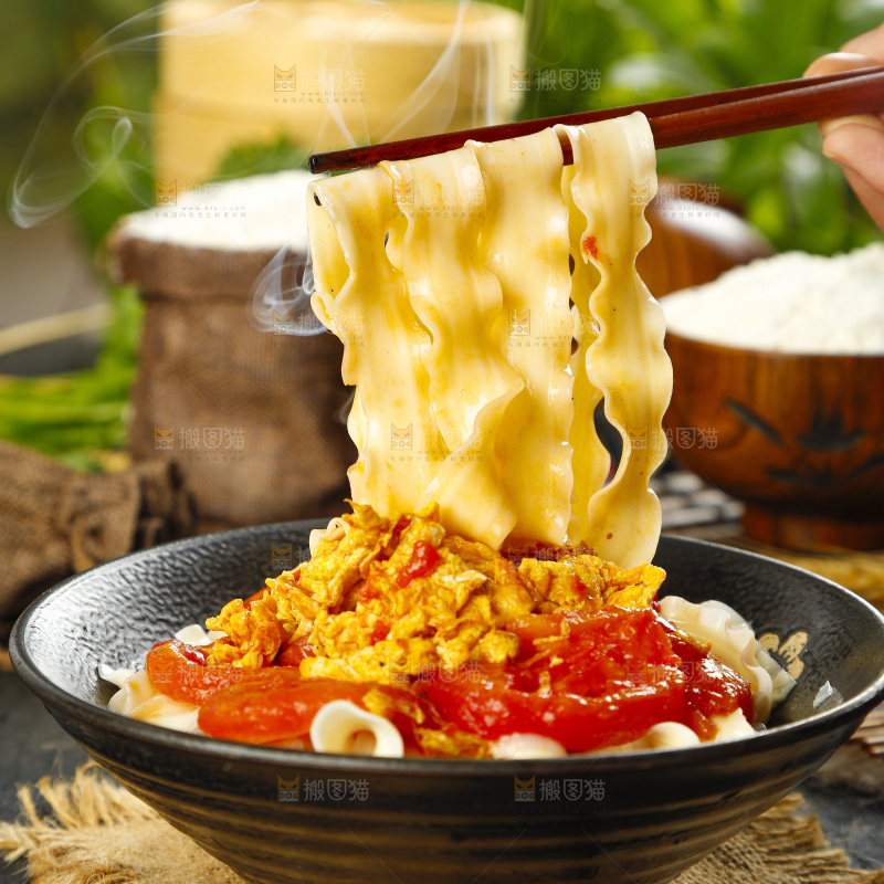 木底上放着一碗西红柿鸡蛋刀削面