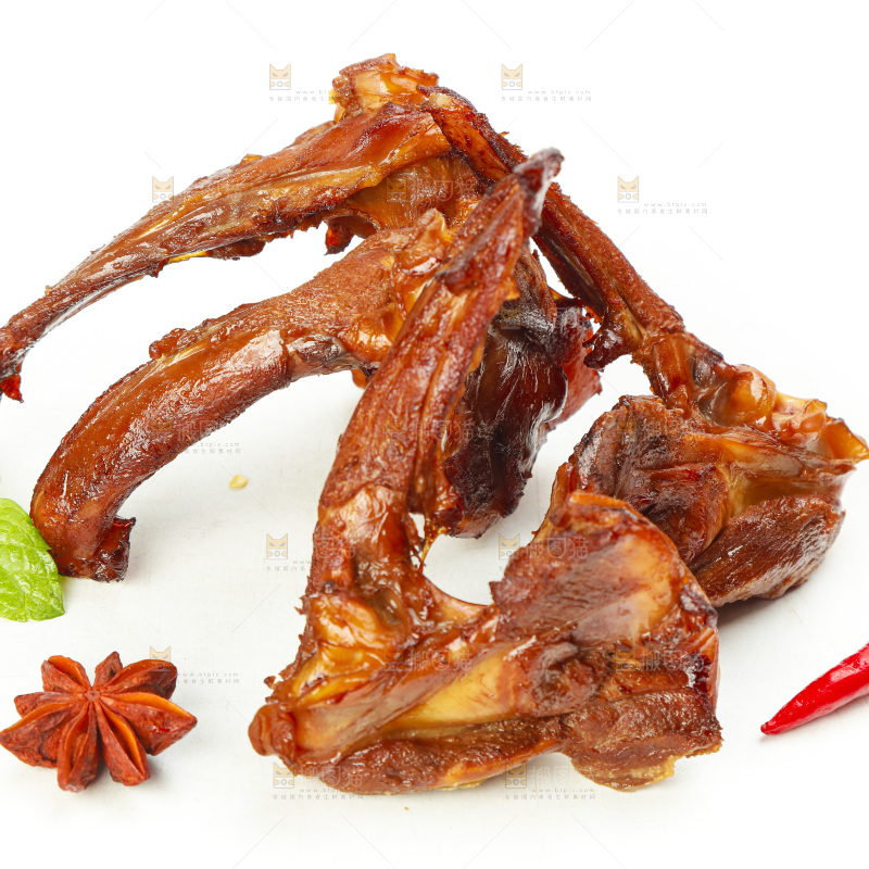 白底上摆放着麻辣鸭架