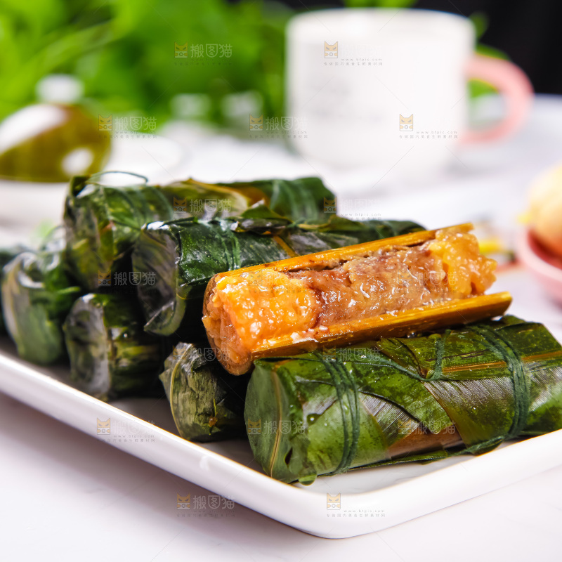 盘子里装着香竹糯米饭