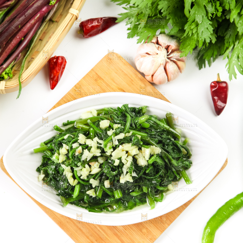 盘子里的炒茼蒿