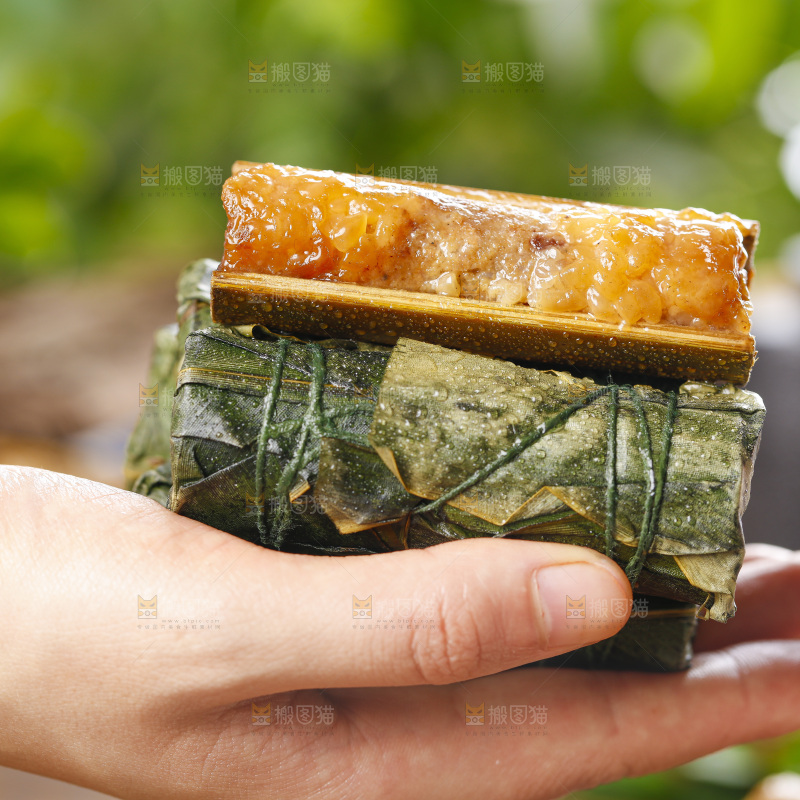 手里拿着竹筒糯米饭