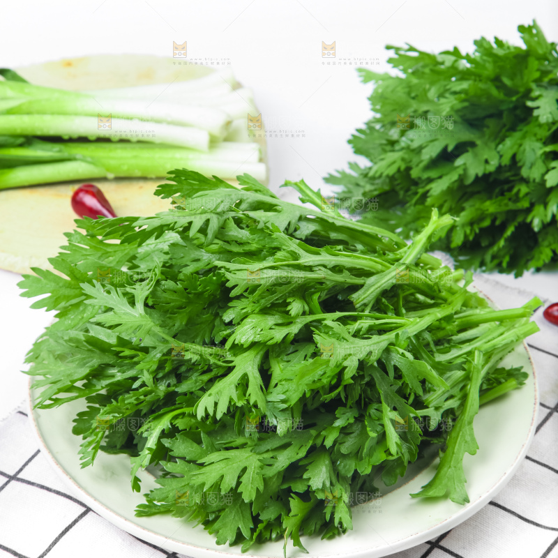盘子里装着茼蒿