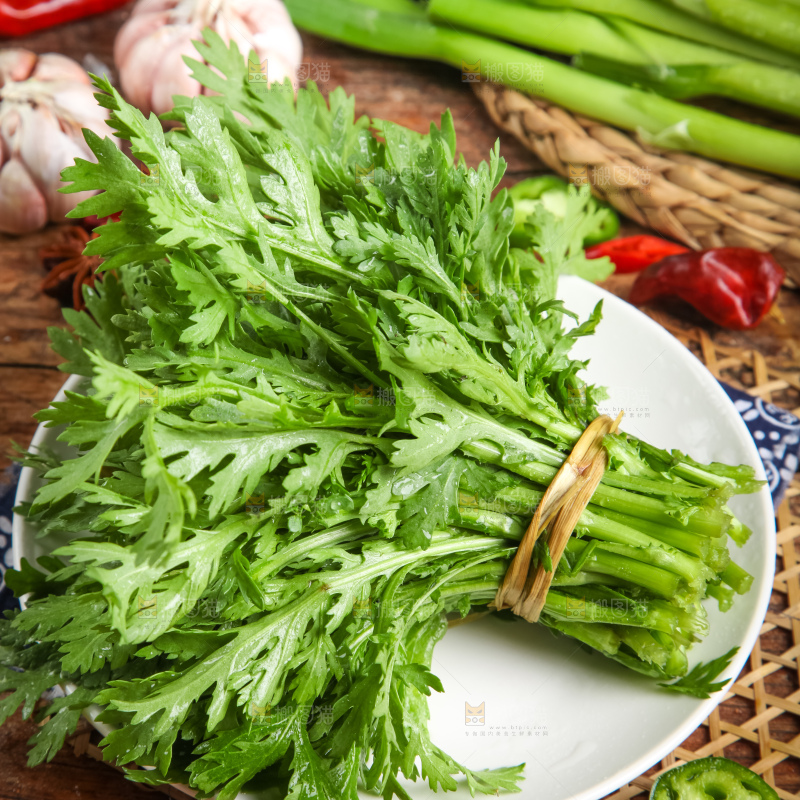 盘子里的茼蒿