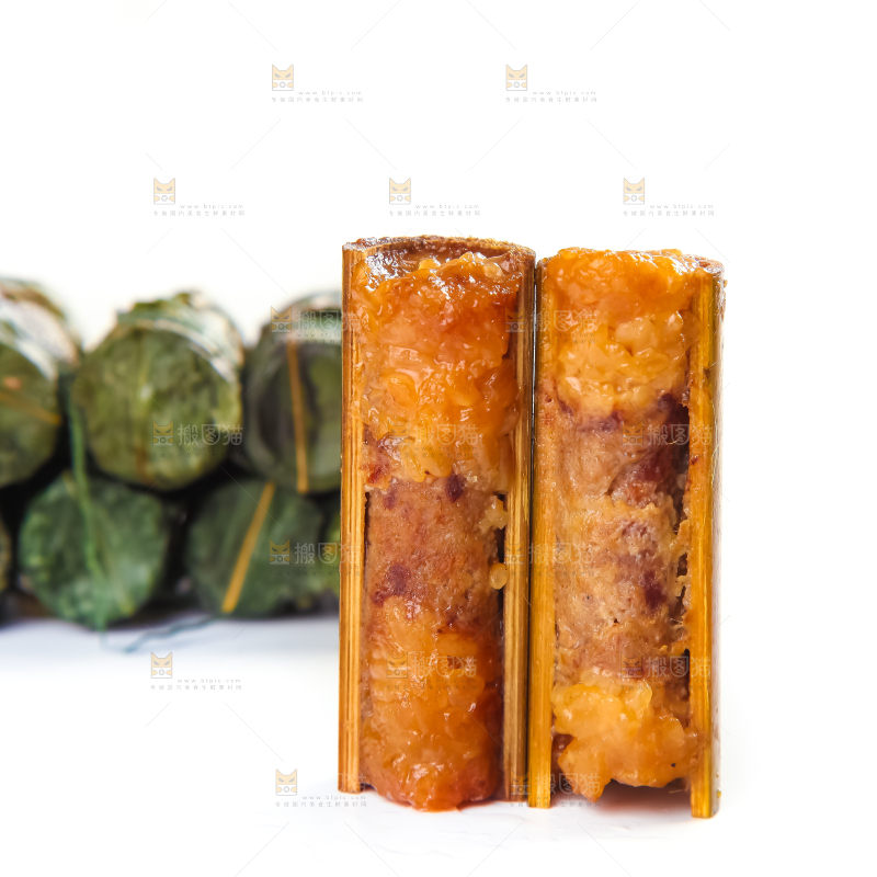 白底上放着竹筒肉粽