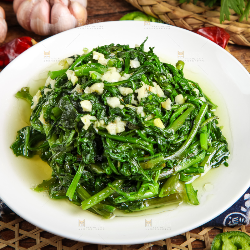 盘子里的炒茼蒿