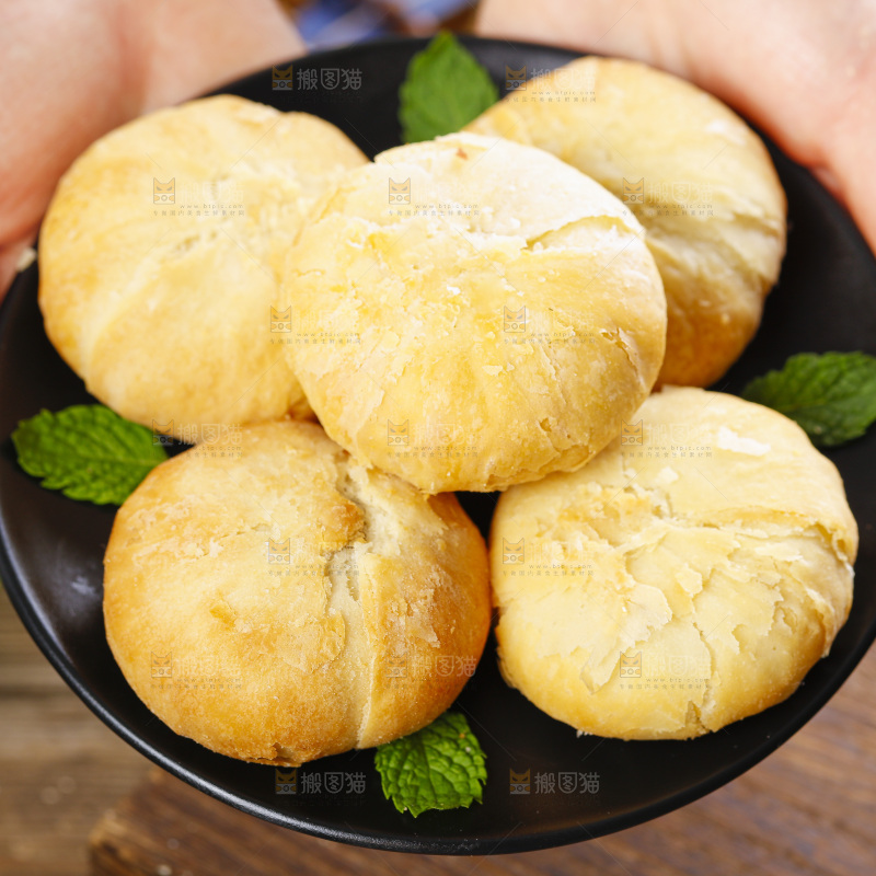 手里拿着老月饼