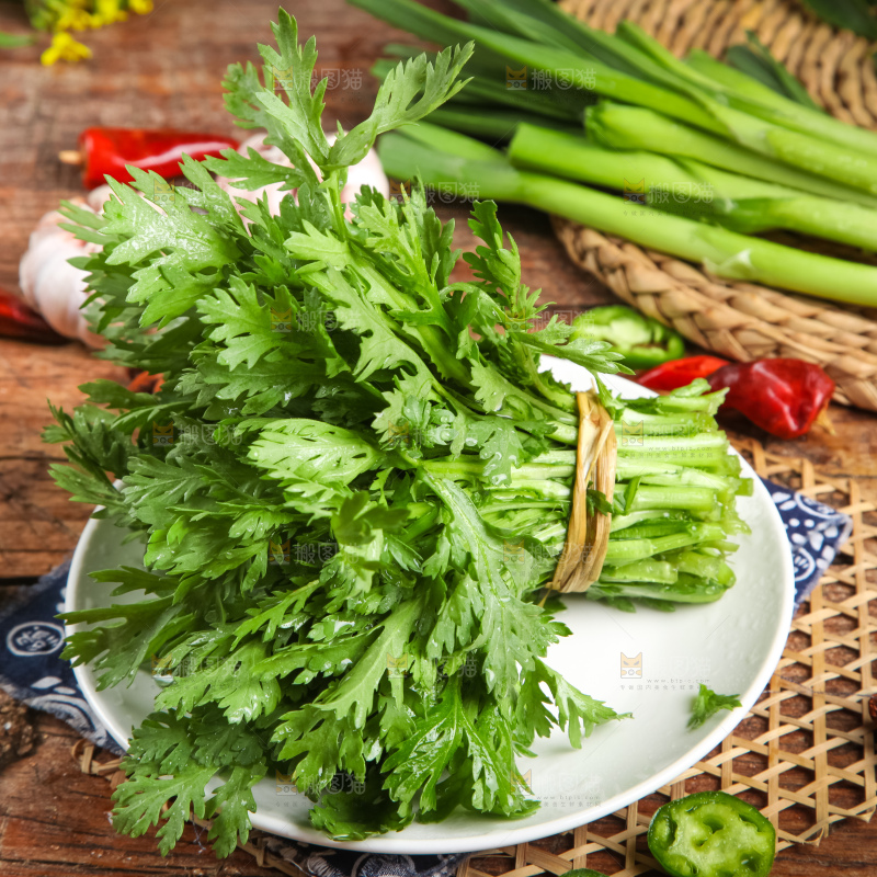 盘子里的茼蒿