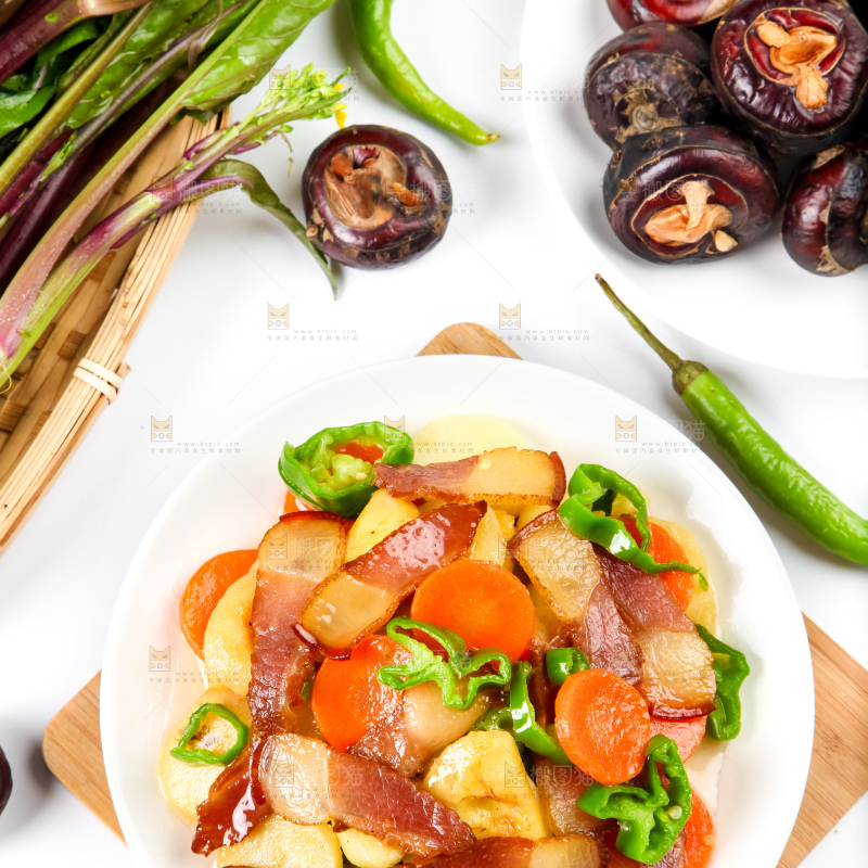 盘子里装着腊肉炒马蹄