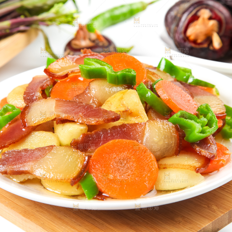 盘子里装着腊肉炒马蹄