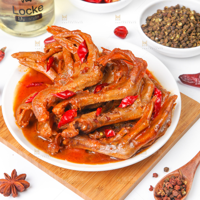 盘子里装着卤鸭掌