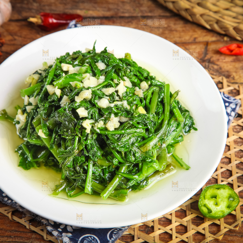盘子里的炒茼蒿