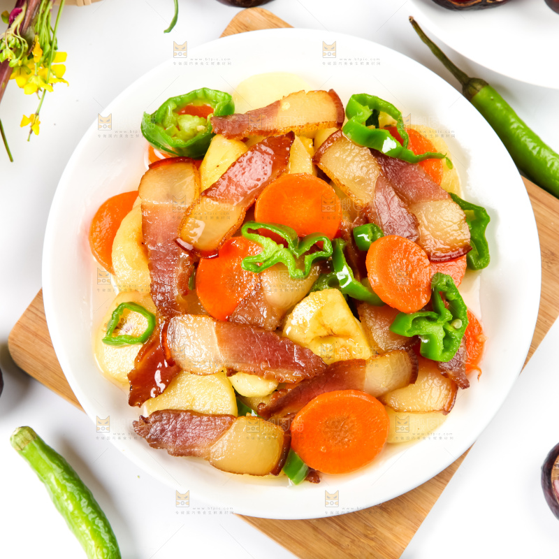 盘子里装着腊肉炒马蹄