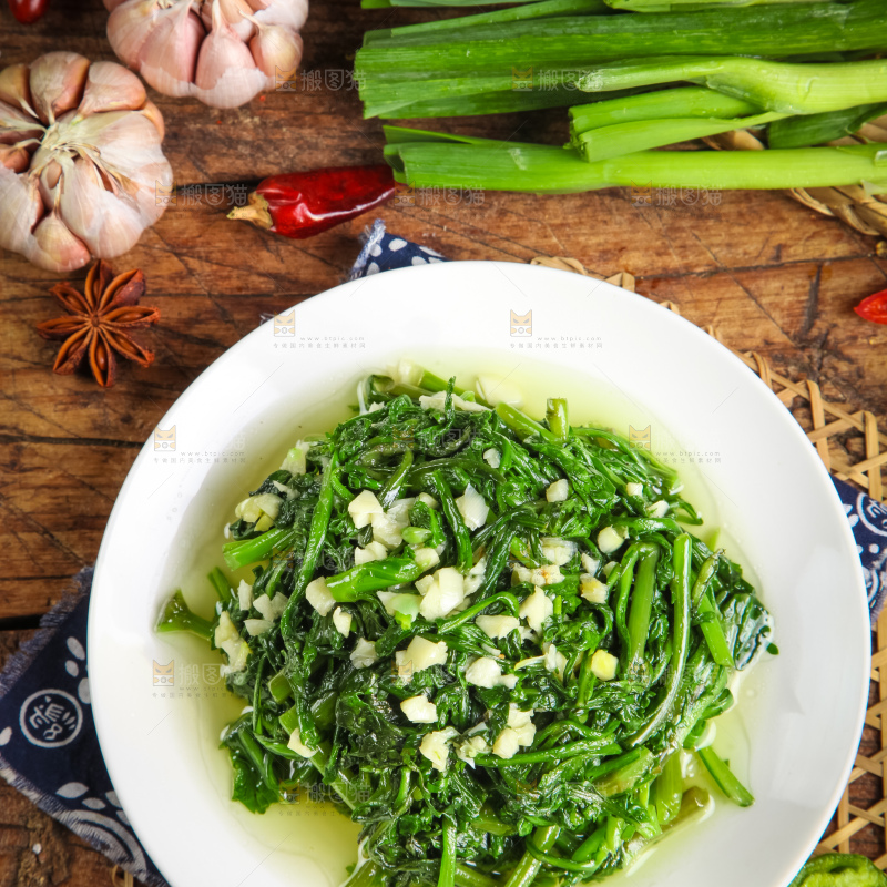 盘子里的炒茼蒿