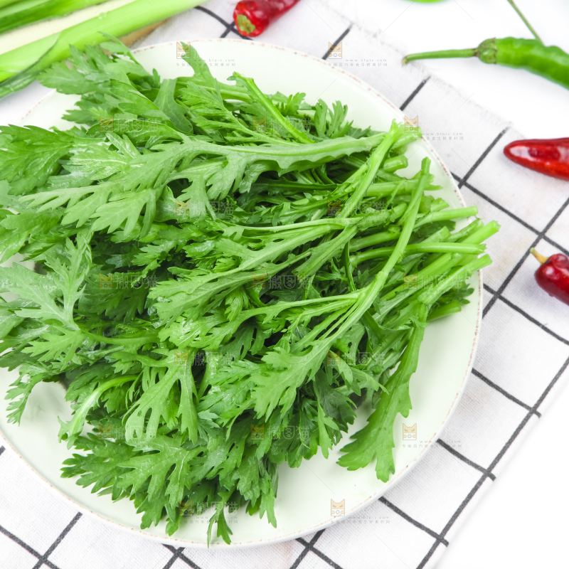 盘子里装着茼蒿