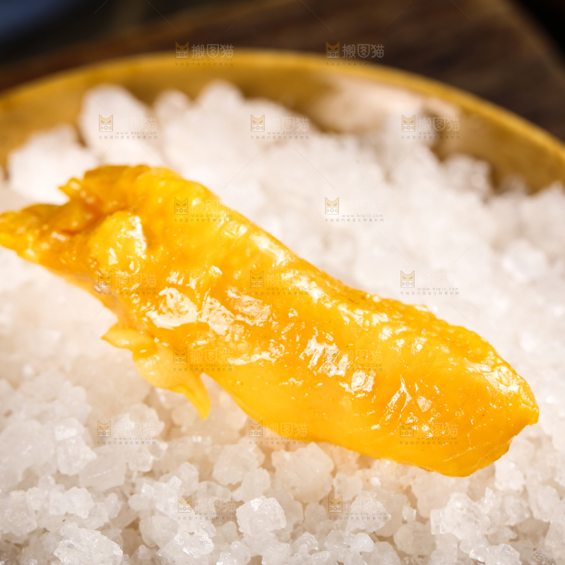 碟子里装着盐焗鸡脚筋