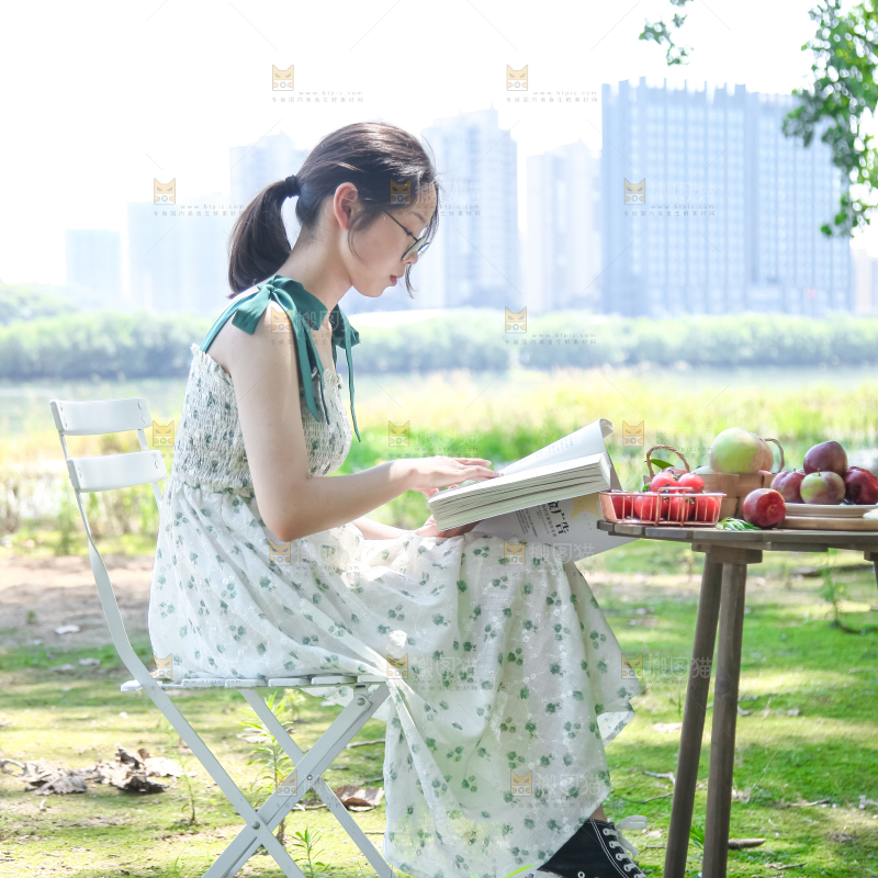 女孩正在看书