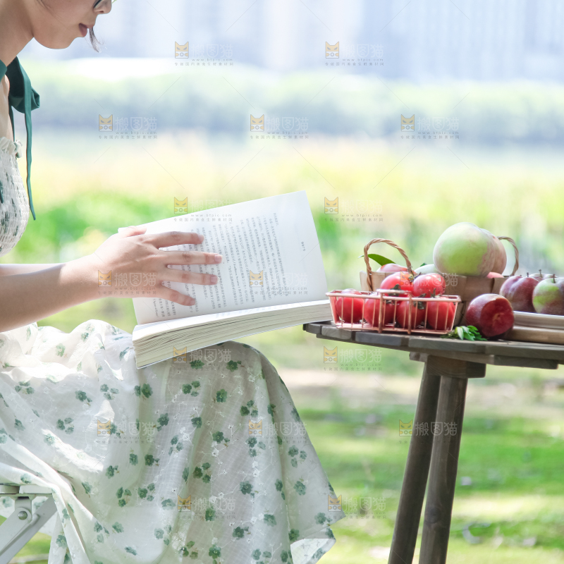 女孩正在看书