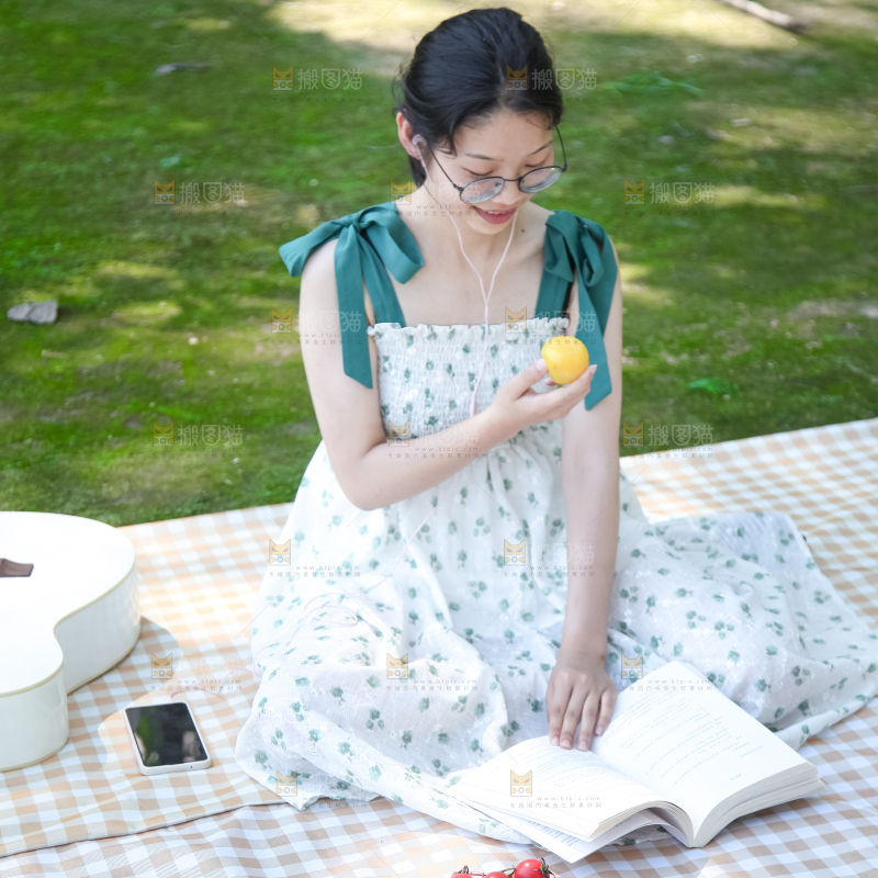 女孩子手里拿着水果