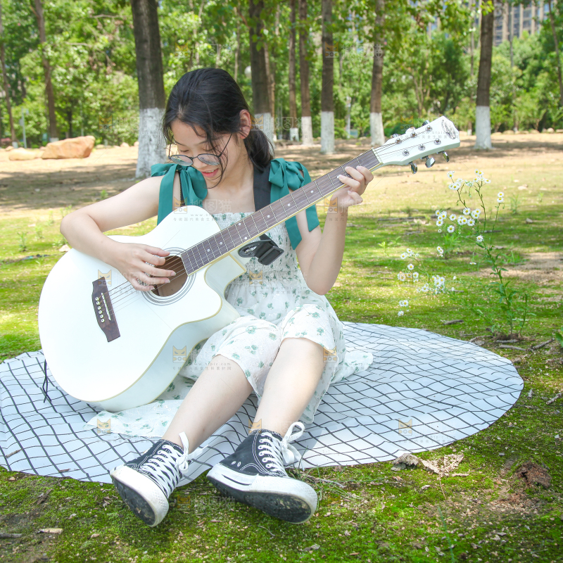 女孩正在弹吉他