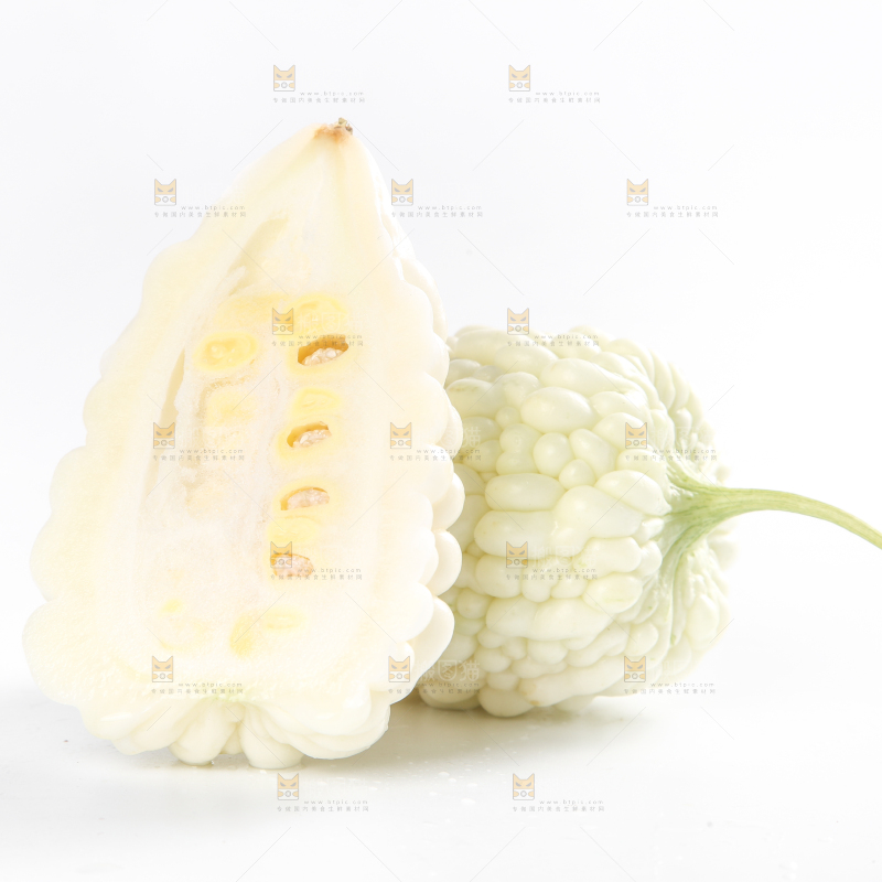 白底上摆放着白玉苦瓜