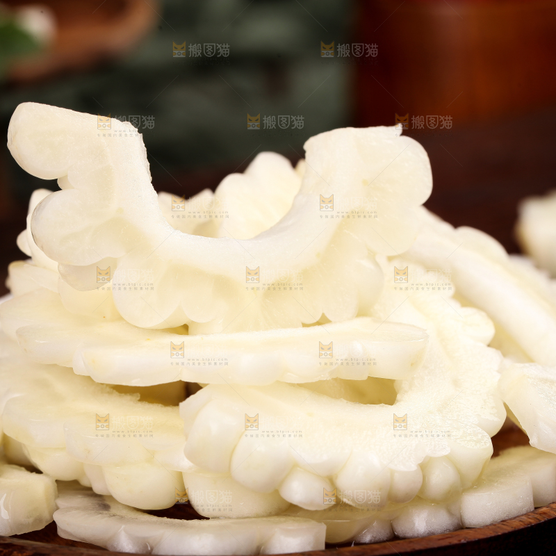 摆放着一堆切好的苦瓜