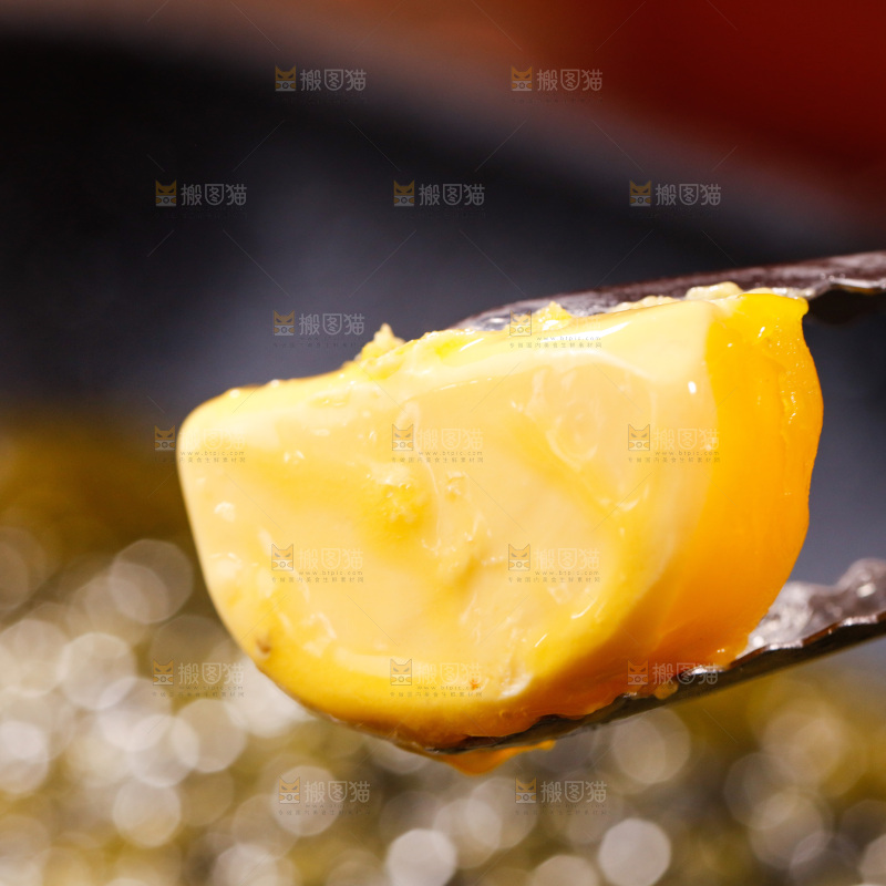 夹子夹着一块黄油