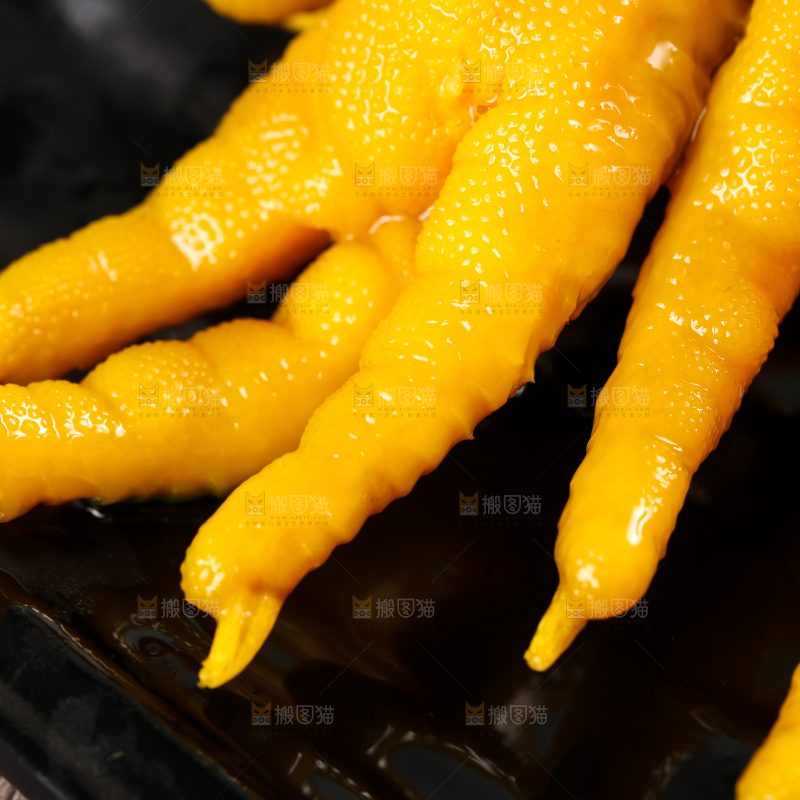 盘子里装着鸡爪