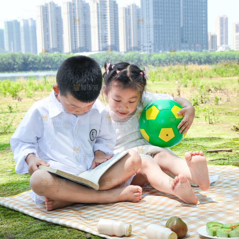 小孩子正在游玩
