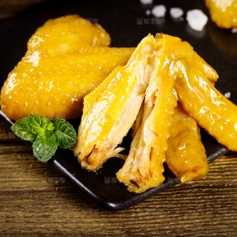 盘子里放着盐焗鸡翅