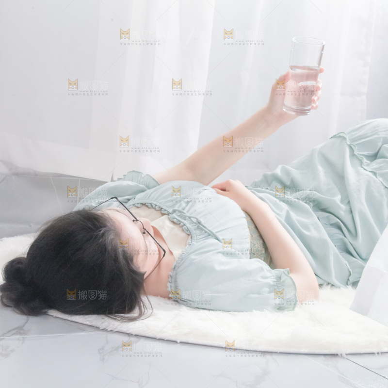 毛毯躺着一位女孩