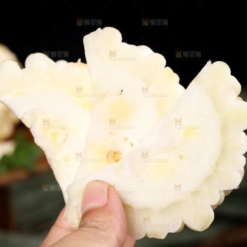 手里拿着白玉苦瓜