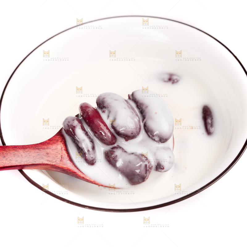 碗里装着红豆奶昔