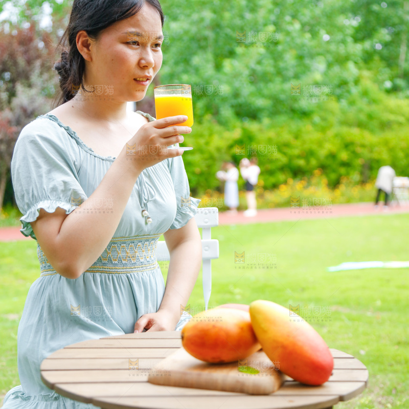 女孩正在喝芒果汁