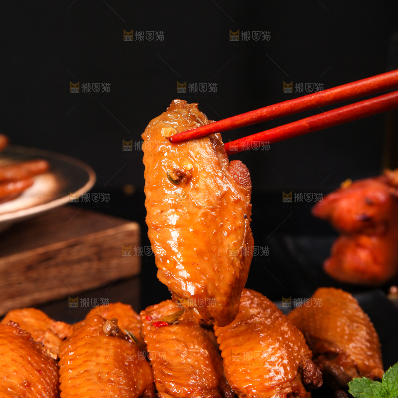 筷子夹着鸡中翅