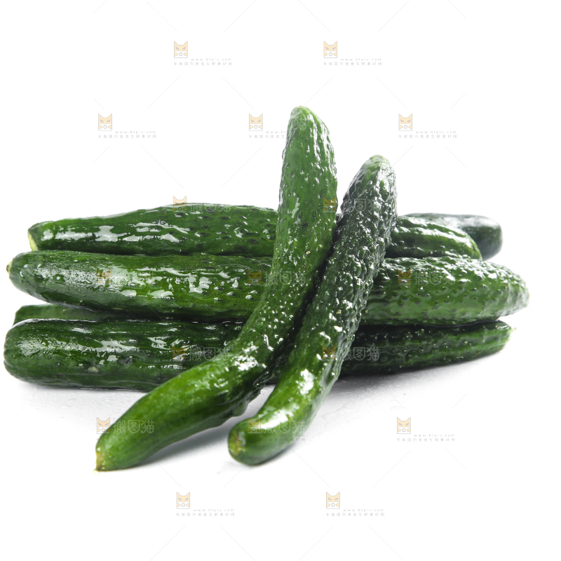 白底上摆放着新鲜黄瓜妞