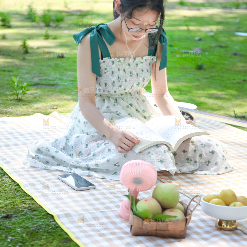 女孩正在看书